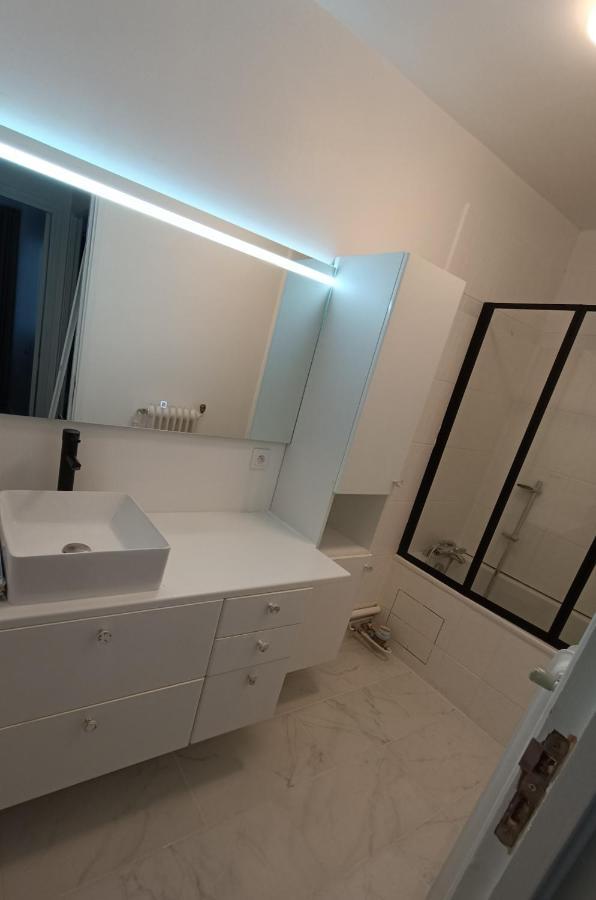 Chelles Centre Ville 2 Chambres Pres Des Bords De Marne 10 Minutes A Pieds De La Gare De Chelles-Gournay 5 Minutes De La Gare De Vaires-Sur-Marne 20 Minutes De Disneyland Jusqu'A 5 Couchages Possibles Exterior foto